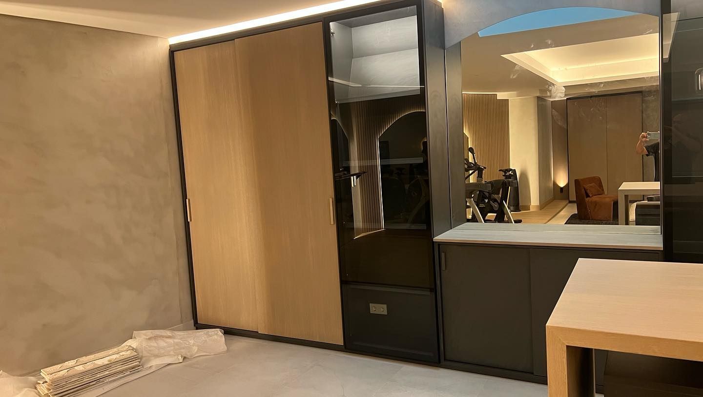 Una sala de estar con una puerta corrediza de vidrio que conduce a una cocina.