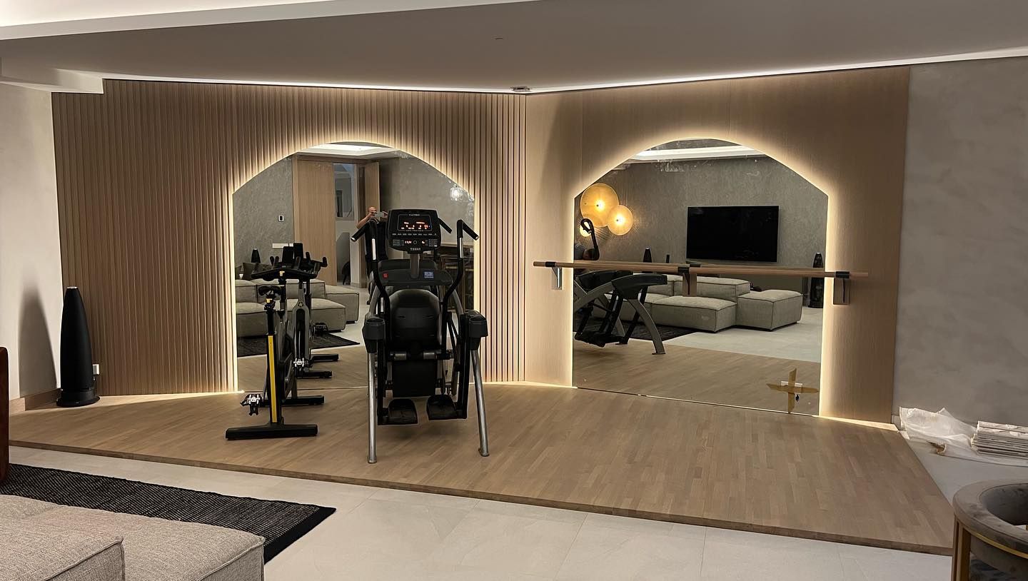 Hay un espejo grande en el medio de la habitación.