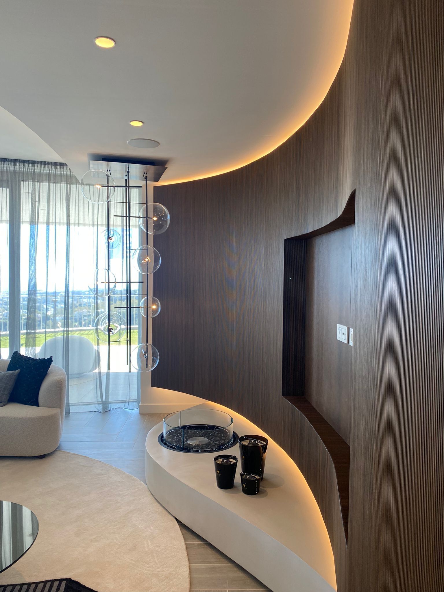 Una sala de estar con una pared curva y un sofá.