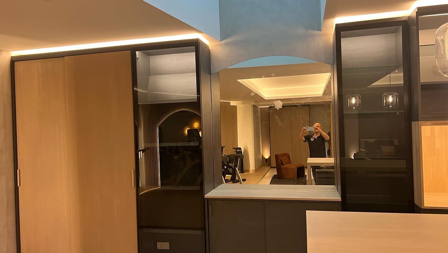 Un hombre se toma una foto en un espejo en una habitación.