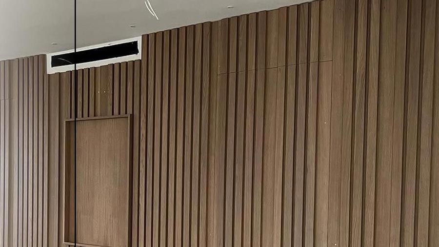 Panelado de madera a medida en villa de la Costa del Sol