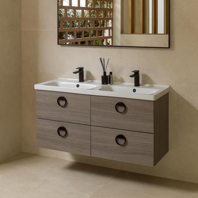 Tocador de baño flotante moderno con lavabos dobles, grifería negra y espejo de pared.