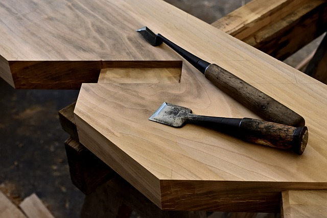 Un par de cinceles colocados encima de un trozo de madera.