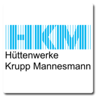 Ein Logo für die Hüttenwerke Krupp Mannesmann mit blauen Streifen auf weißem Hintergrund.