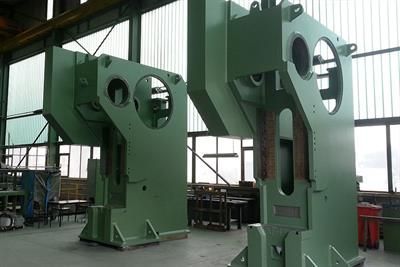 In einer Fabrik stehen zwei grüne Maschinen nebeneinander.