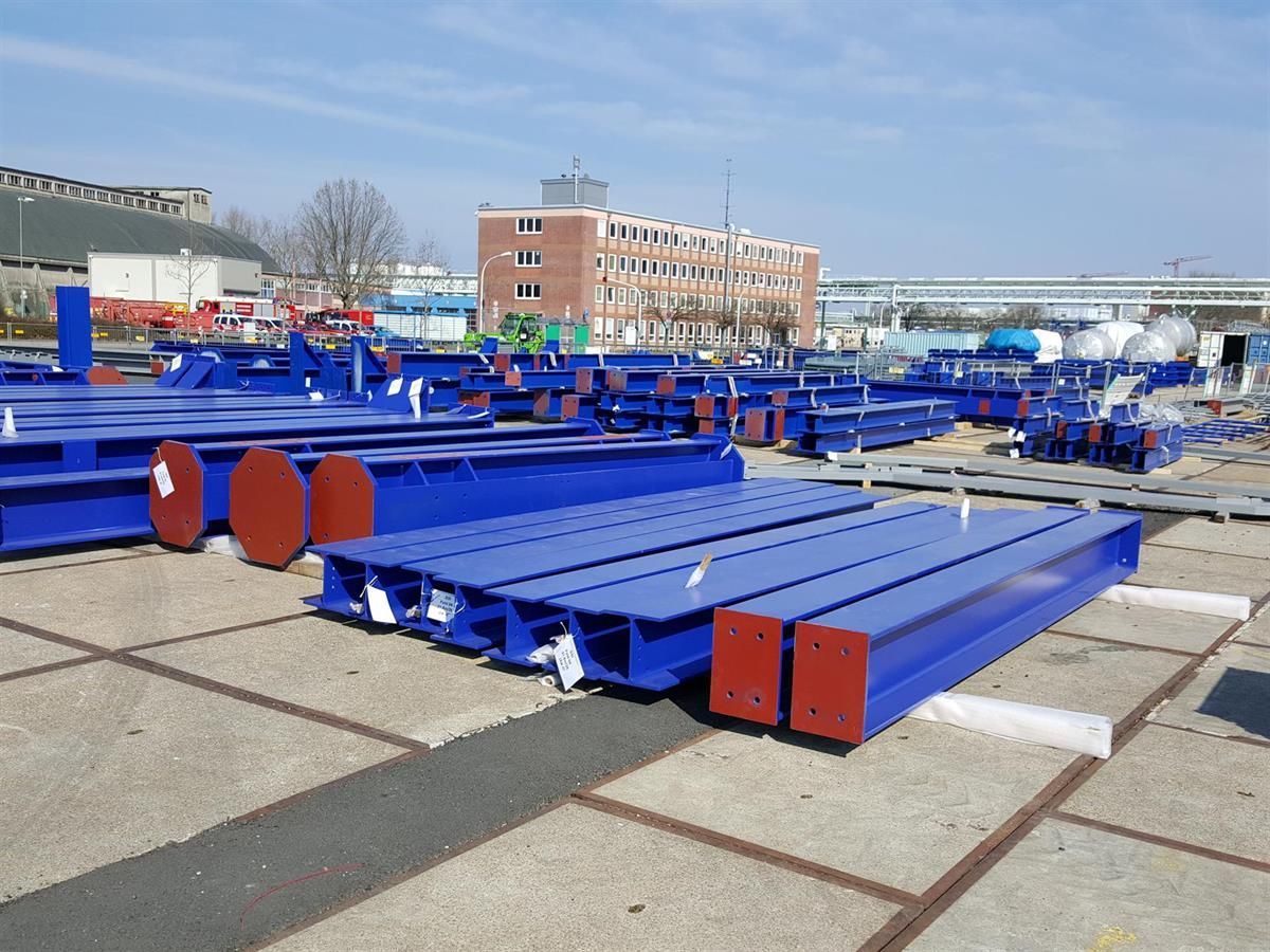 Ein Haufen blauer und roter Metallstücke liegt auf dem Boden