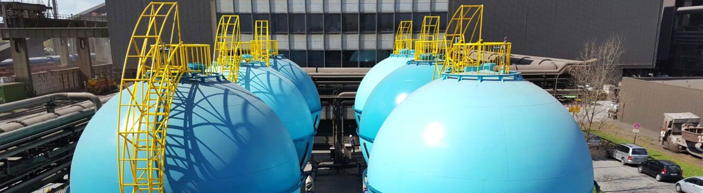 Vor einem Gebäude steht ein Haufen blauer Luftballons.