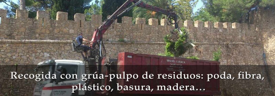 Un camión rojo con una grúa en la parte trasera.