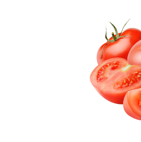 Un montón de tomates en rodajas sobre un fondo blanco.