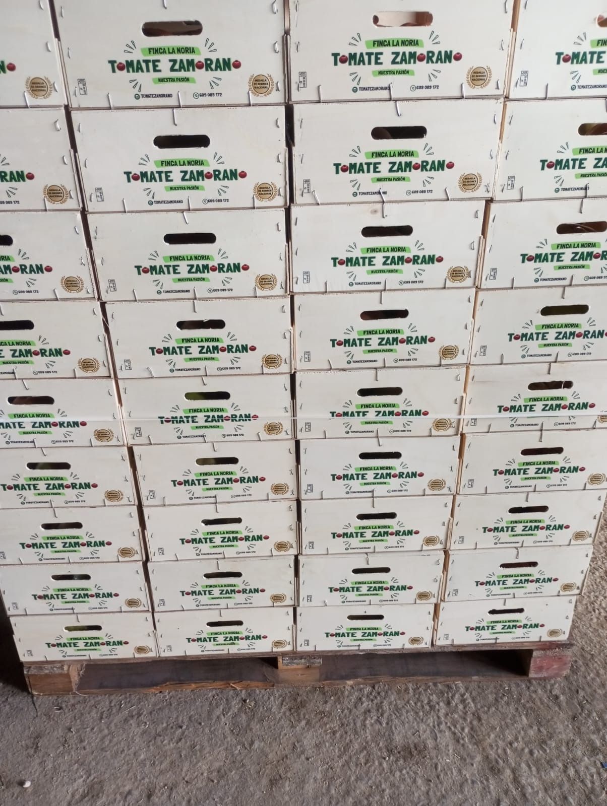 Las cajas de tomates se apilan una encima de otra