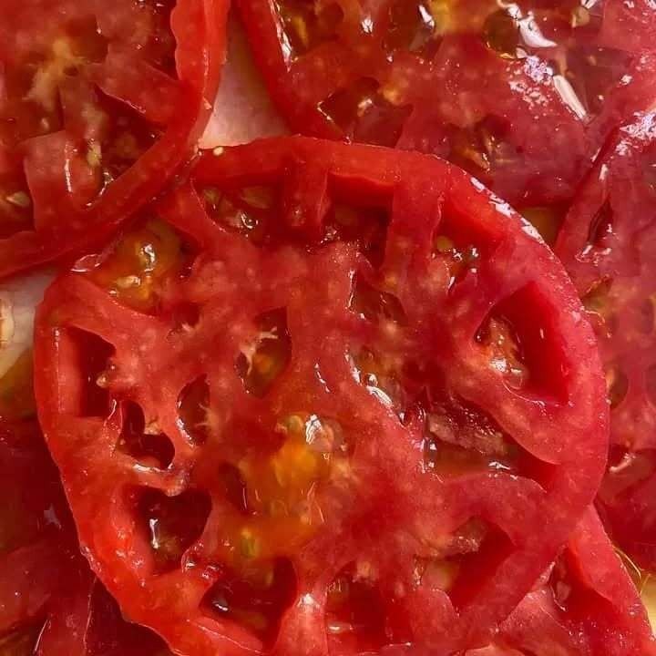 Un primer plano de tomates en rodajas en un plato.