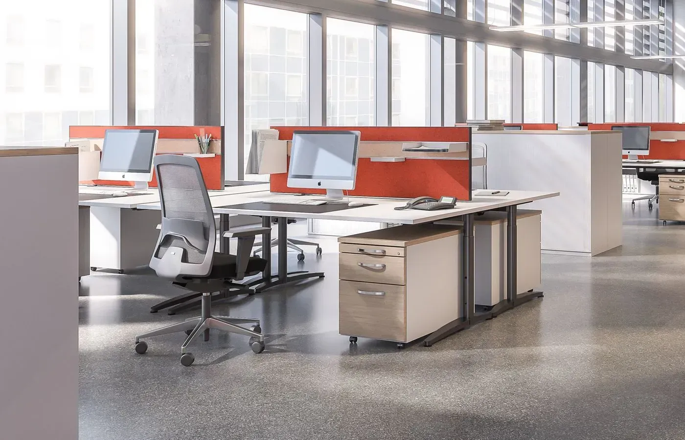 Ein Büro mit vielen Schreibtischen und Stühlen