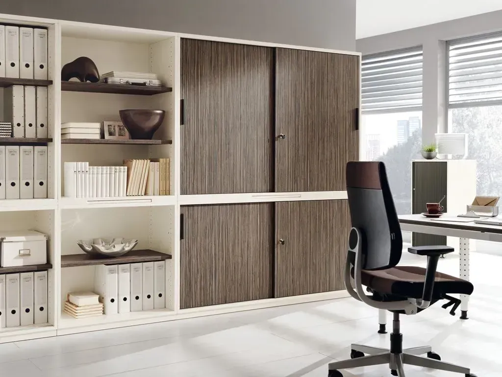 Ein Stuhl steht vor einem Schreibtisch in einem Büro