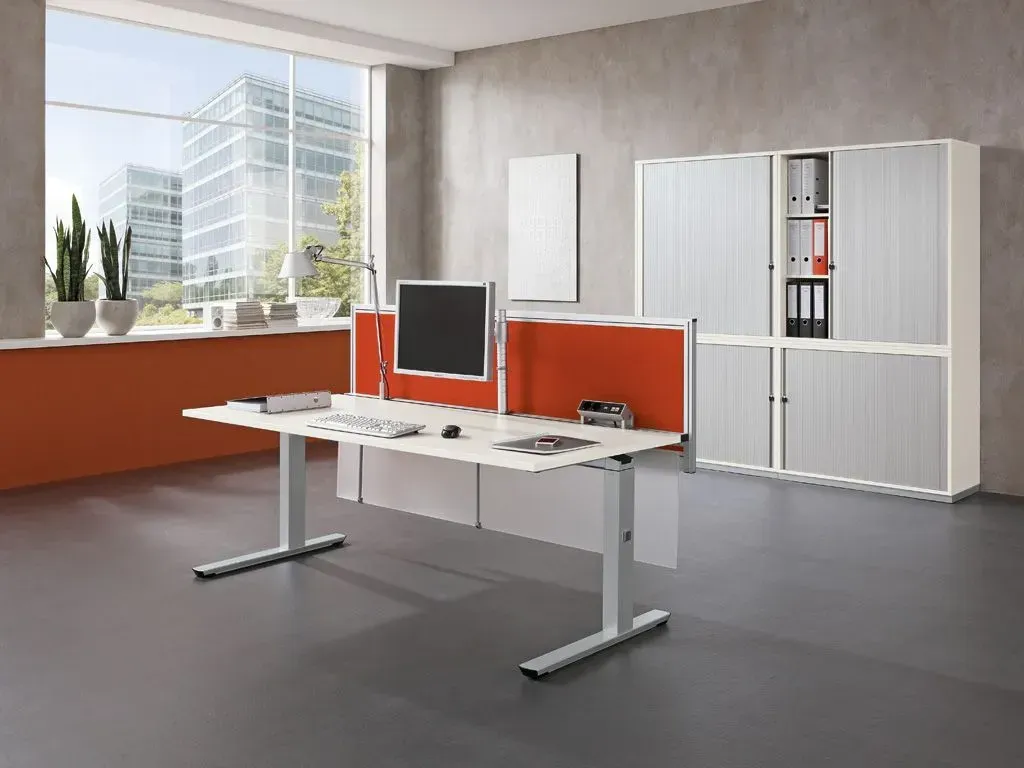 Ein weißer Schreibtisch mit einem Computer darauf in einem Büro