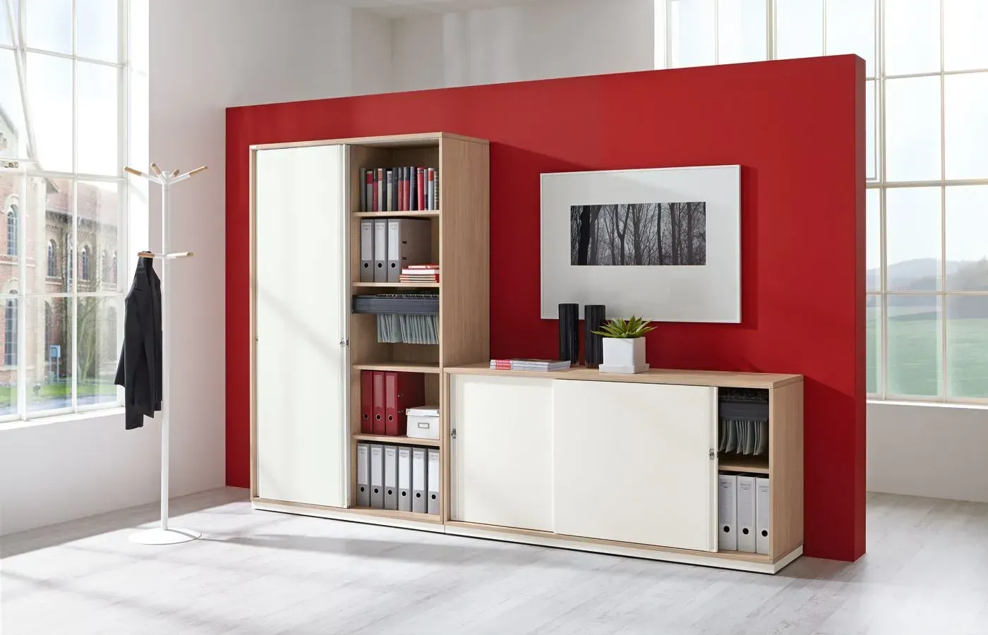 Ein Raum mit einer roten Wand und weißen Schränken