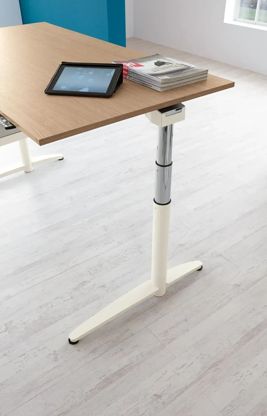 Ein Stehpult mit einem Tablet und Zeitschriften darauf.