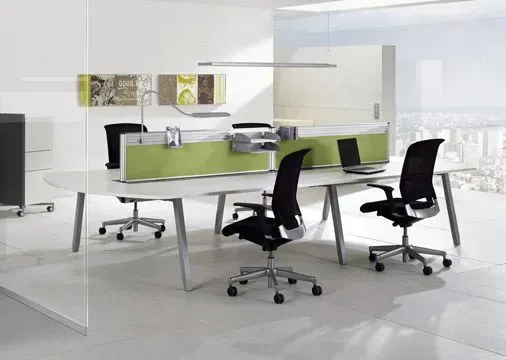 Eine Gruppe von Menschen sitzt an Schreibtischen in einem Büro.