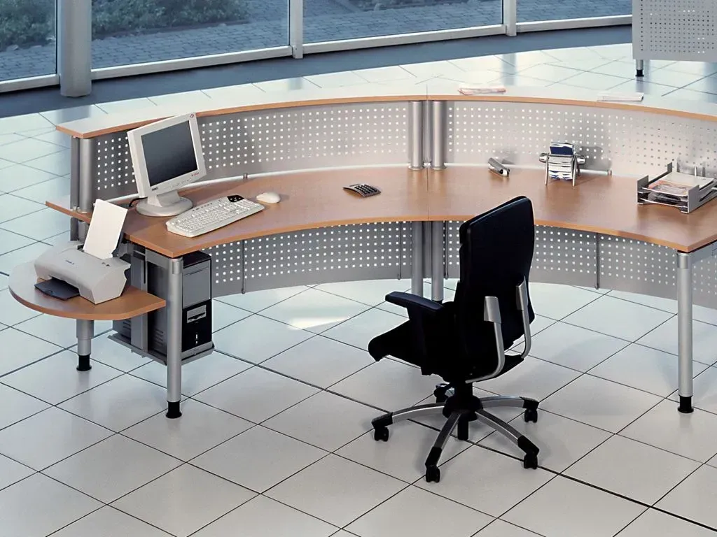 Ein Schreibtisch mit einem Computer und einem Drucker darauf