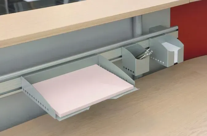 Ein Tablett auf einem Schreibtisch mit einem Stück Papier darauf