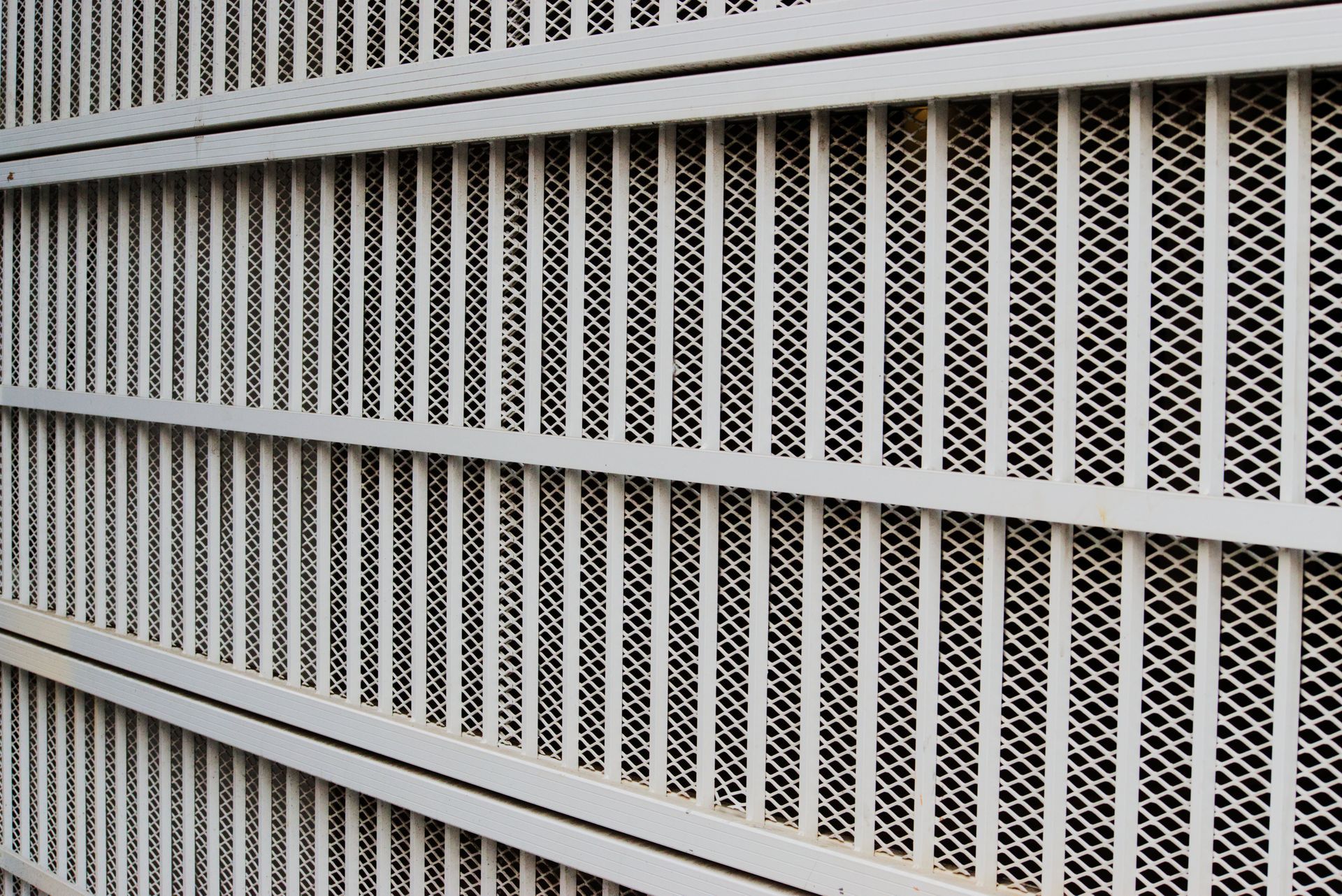 Grille de sécurité en métal gris.