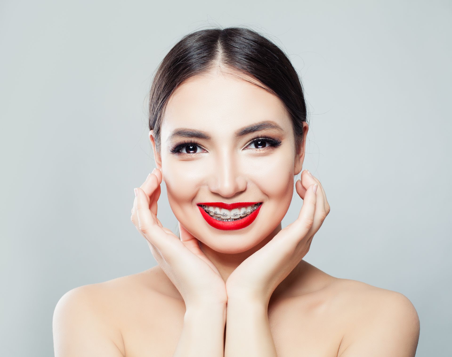 Eine junge Frau mit Zahnspange