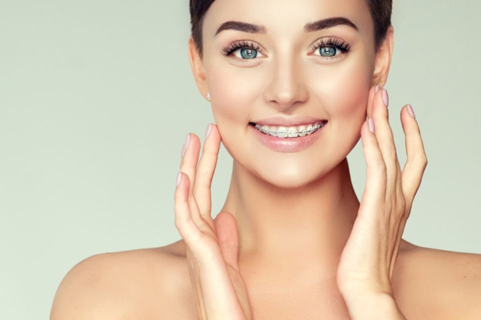 Eine junge Frau mit Zahnspange