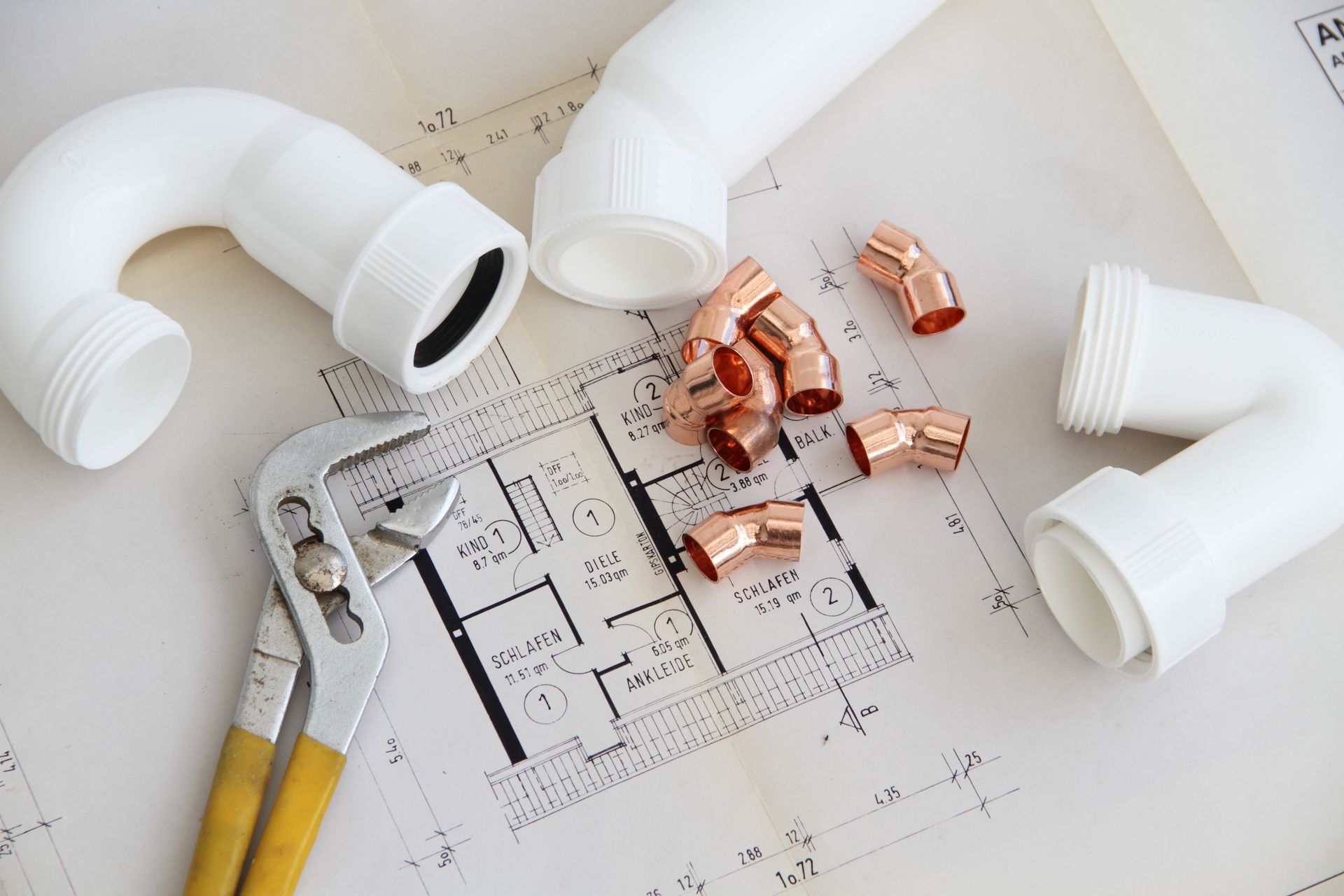 Des outils et un plan de maison