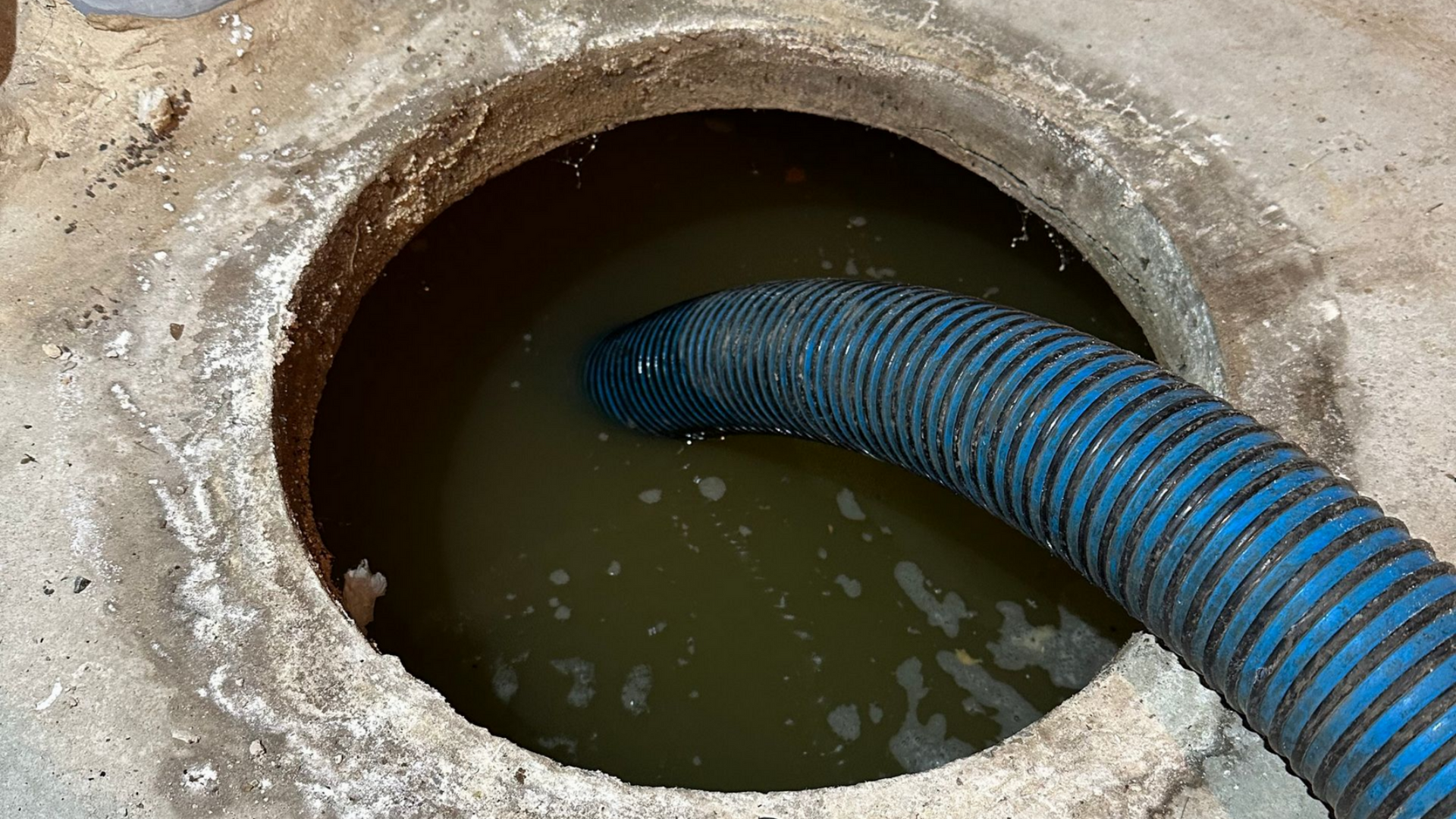 Une fosse avant la vidange