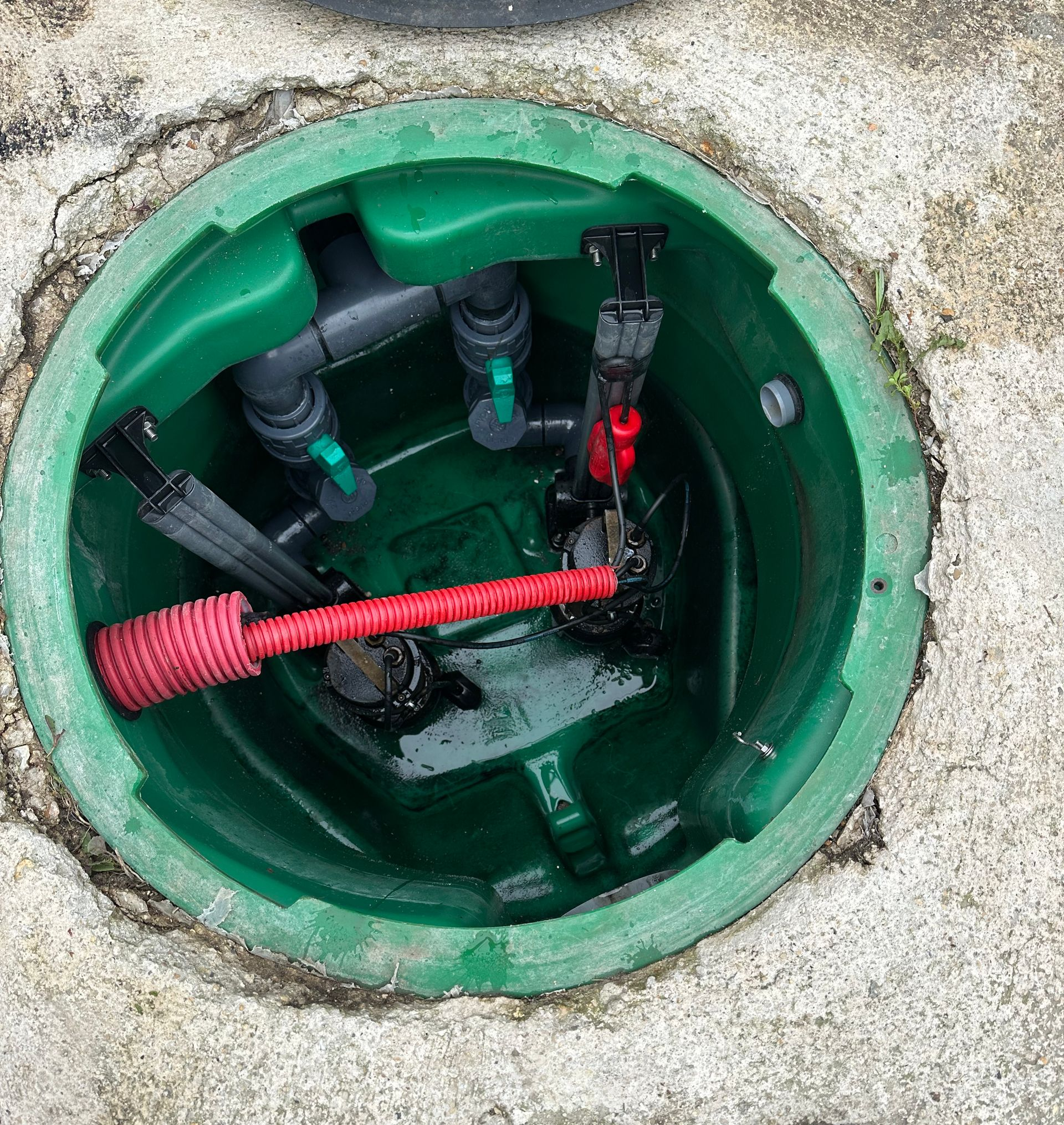 Un regard de fosse septique après un débouchage en urgence
