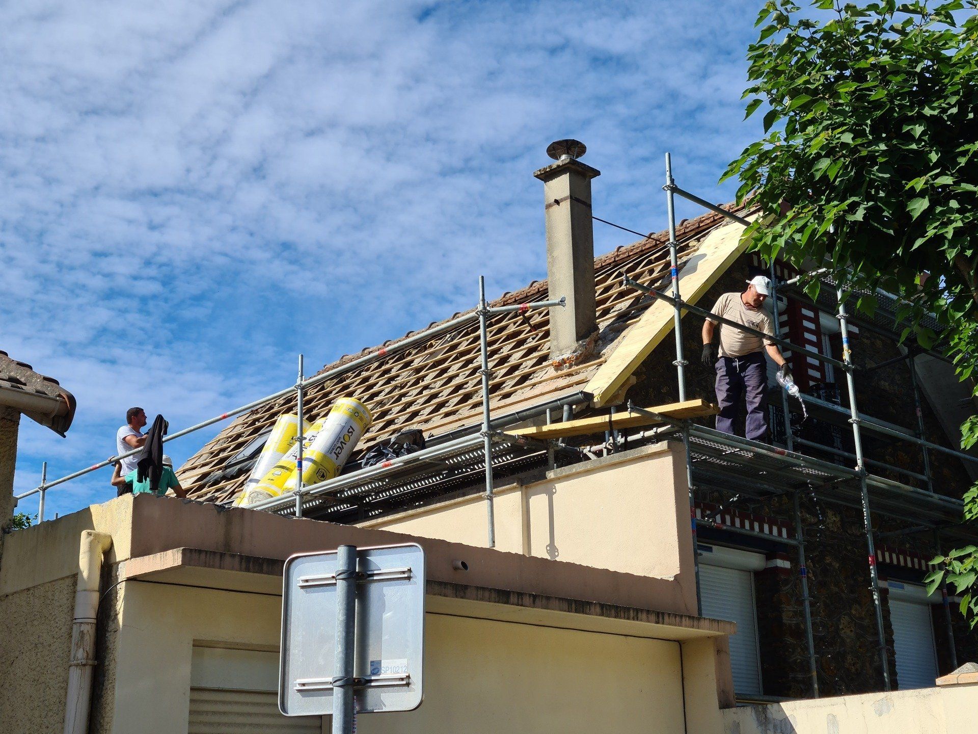Maison avec coureurs sur le toit pour l'entretien