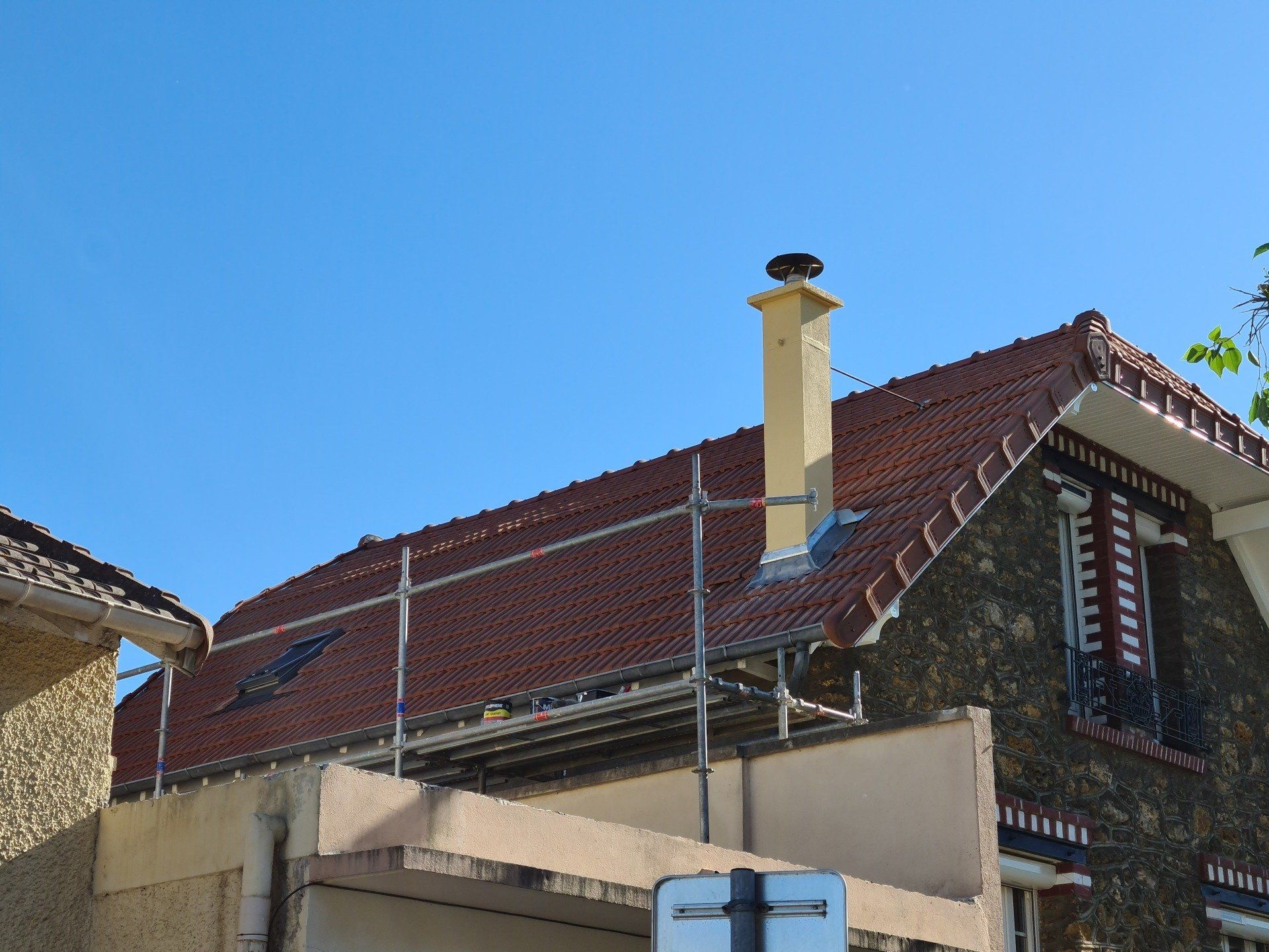 Maison avec un échaffaudage pour les couvreurs