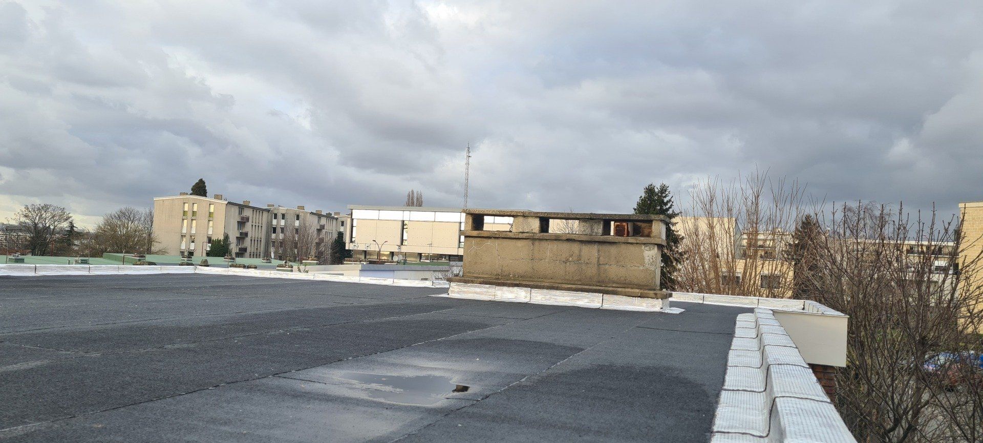 Toit plat avec cheminée entretenu