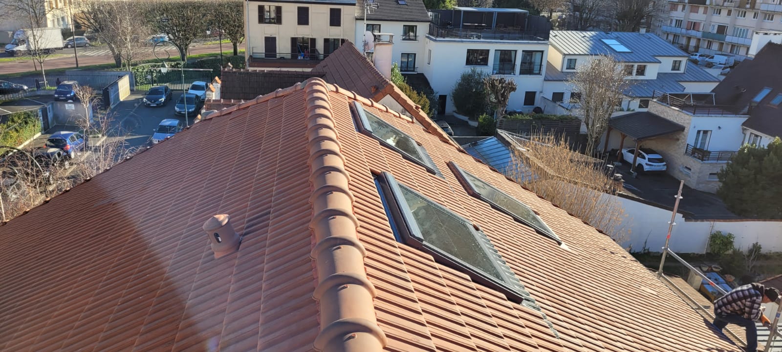 Toiture entretenue vue du dessus avec fenêtres de toit