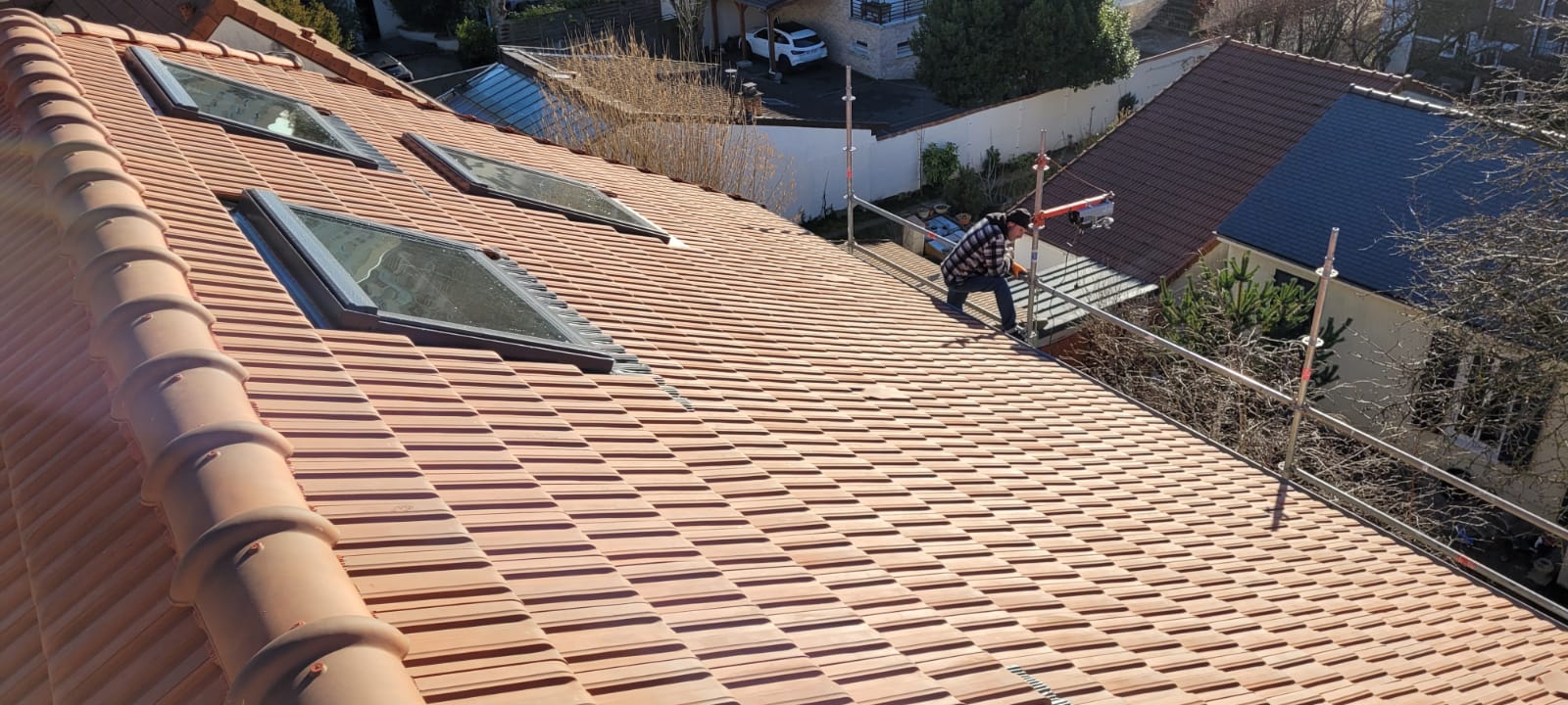 Toiture entretenue et fenêtres de toit avec un couvreur