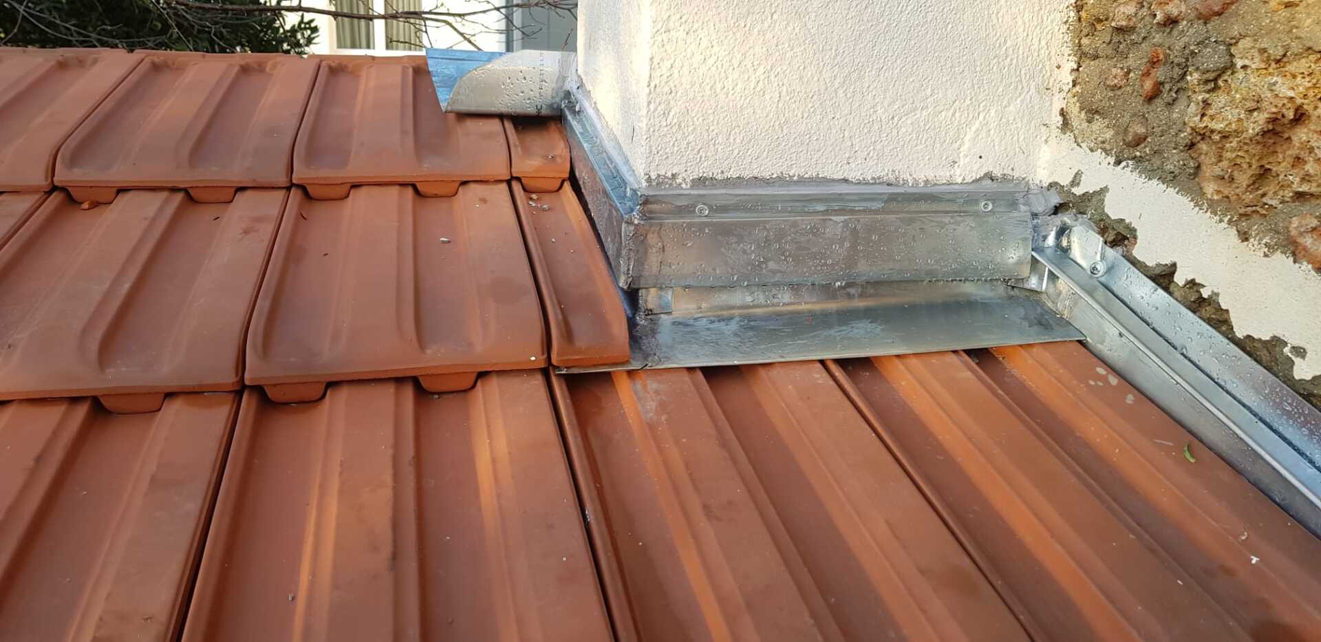 Goutières et tuiles d'un toit
