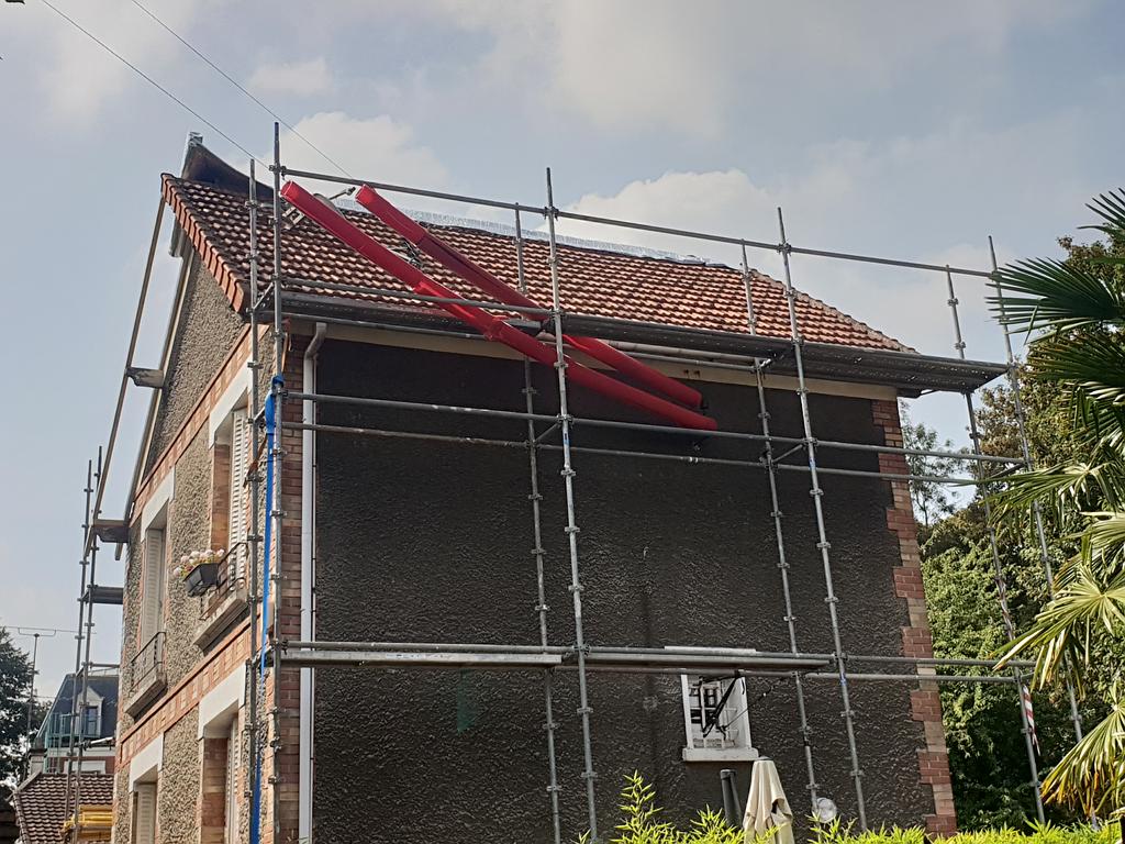 Entretien de toiture avec un échafaudage