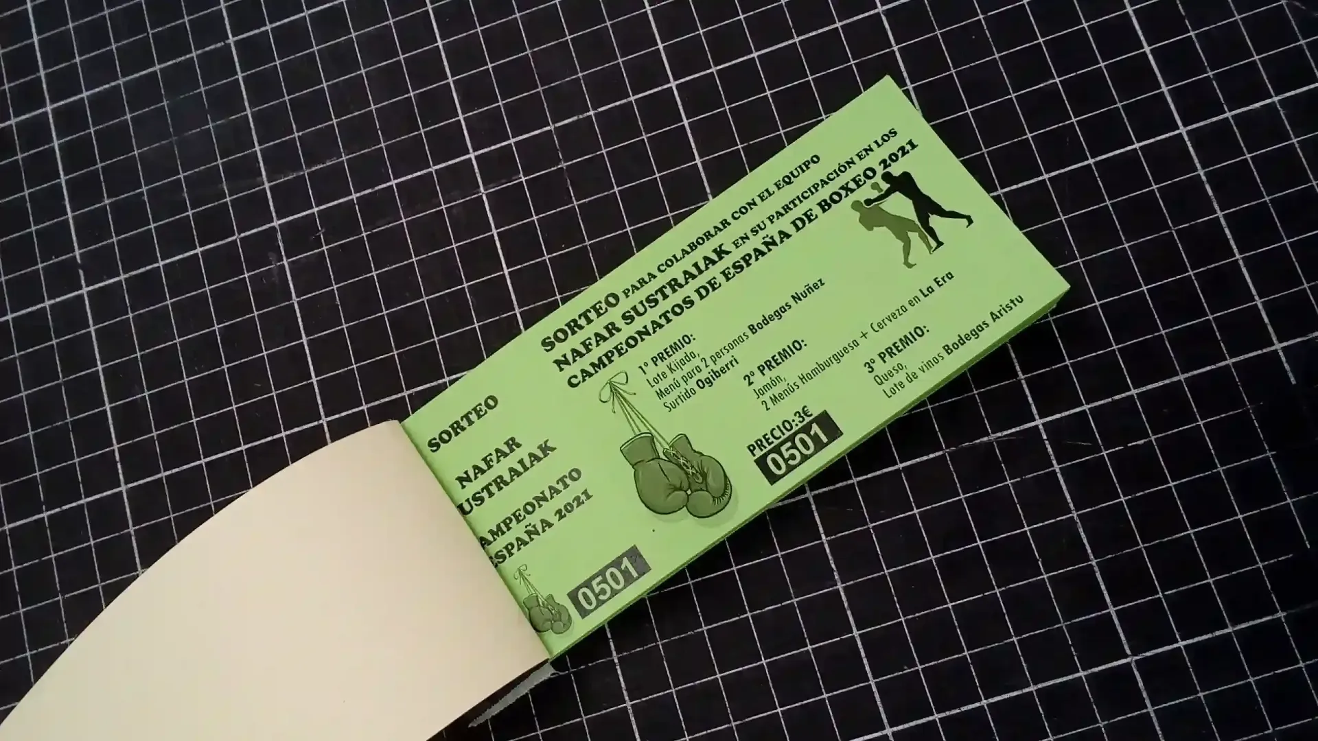 Un billete verde con la imagen de un hombre.