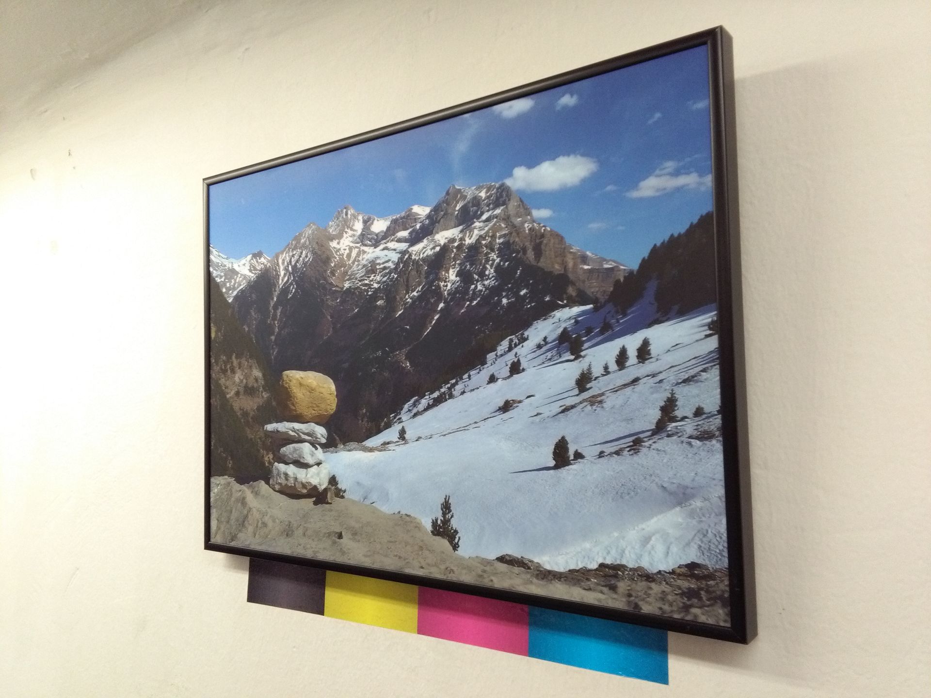 Una fotografía enmarcada de una montaña cubierta de nieve.