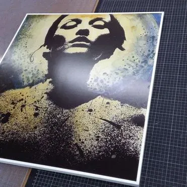 Una pintura de una mujer con los ojos cerrados.