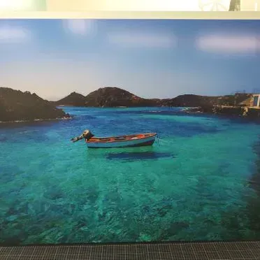Un barco está flotando sobre un cuerpo de agua.
