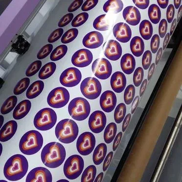 Un rollo de pegatinas con corazones.