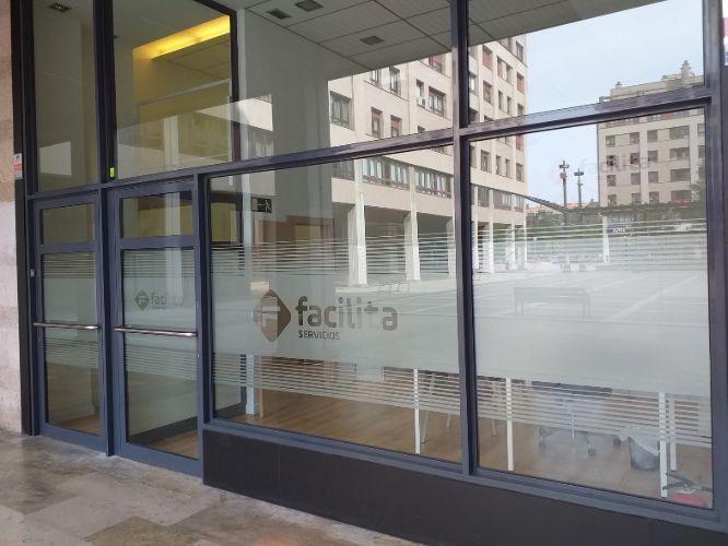Un edificio con un cartel en la ventana que dice facilita