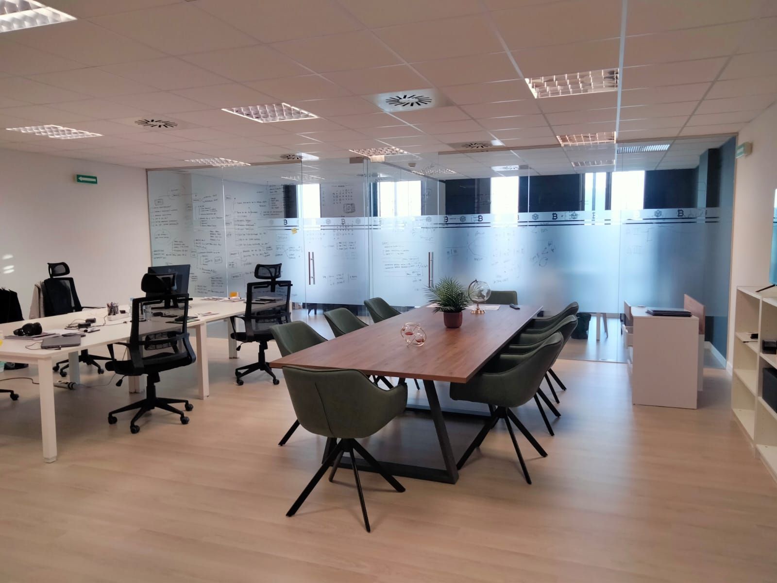 Una habitación grande con una mesa y sillas.