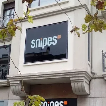 Un cartel en el costado de un edificio que dice francotiradores