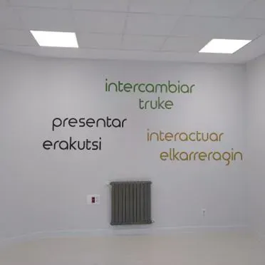 Una pared con las palabras intercambiar truke escritas en ella