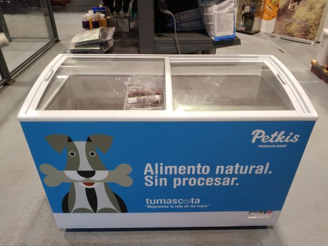 Un congelador que dice petkis