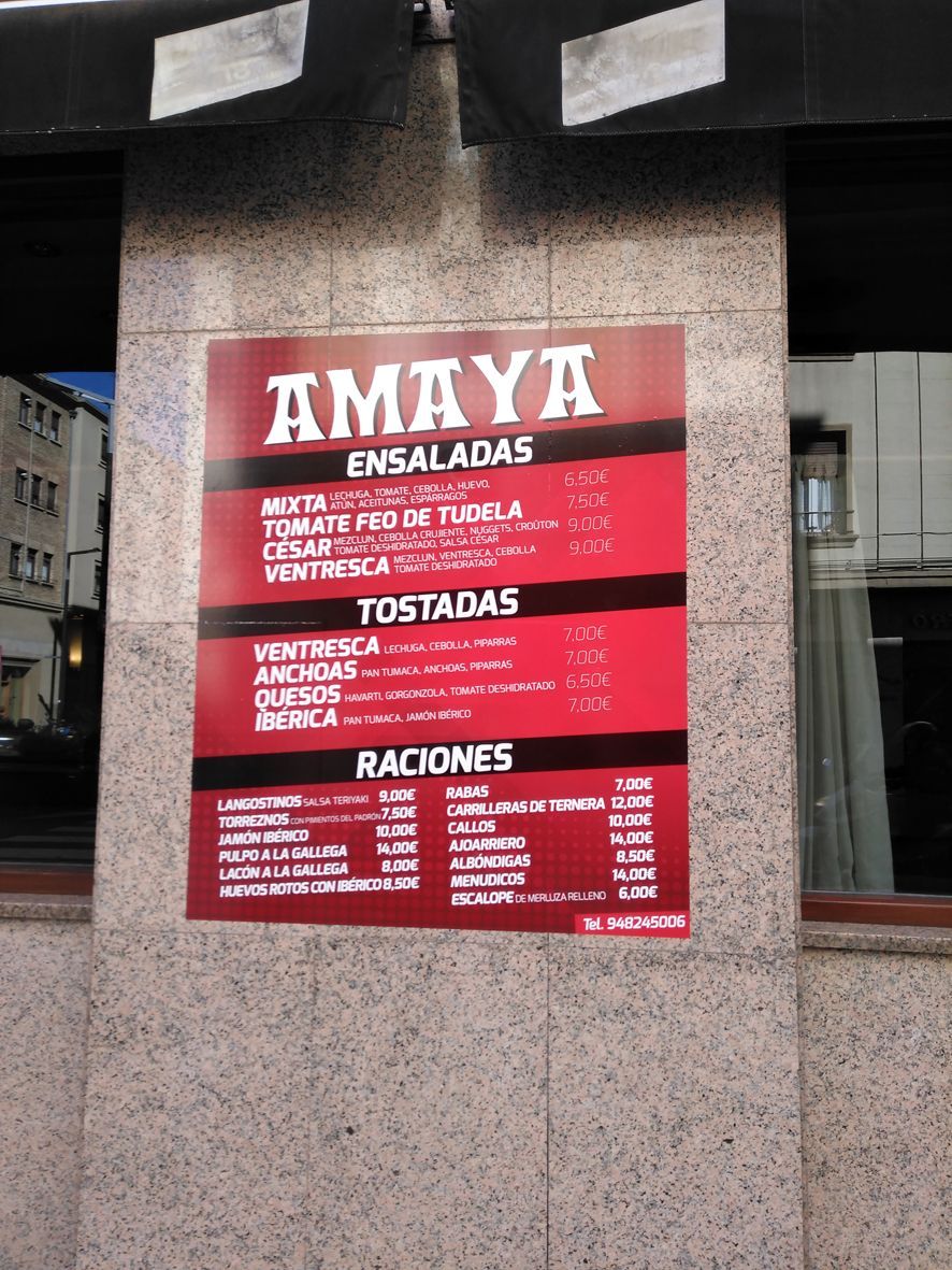 Un cartel en una pared que dice amaya.