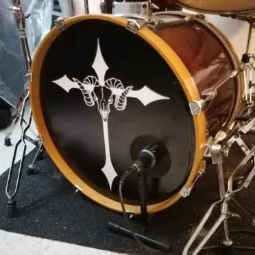 Un tambor con una cruz sobre él y un micrófono conectado a él.