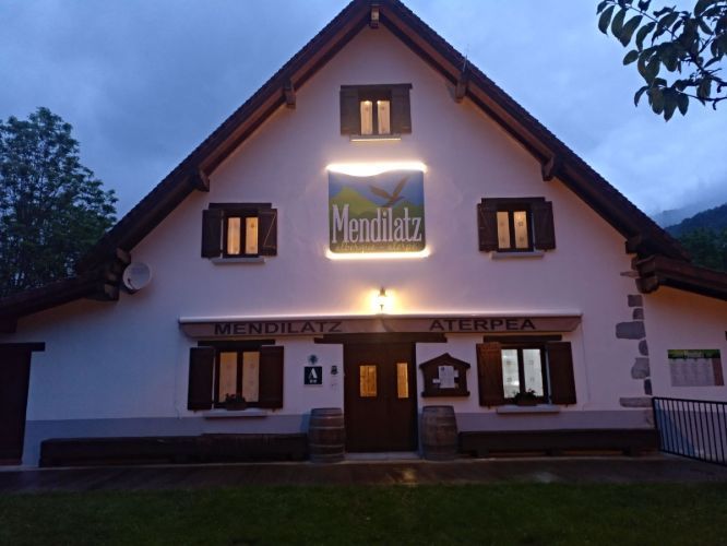El frente de un edificio con un cartel que dice mendilatz