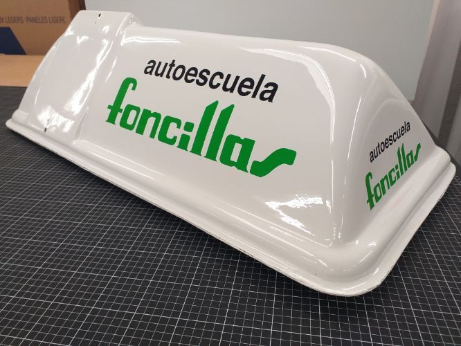 Un cartel blanco que dice autoescuela foncilla.